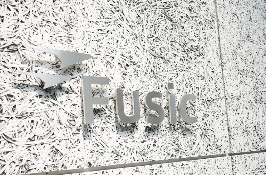 内に設置されたFusicの立体ロゴサイン