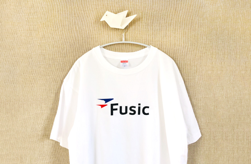 Fusicのロゴが胸元にプリントされたTシャツ